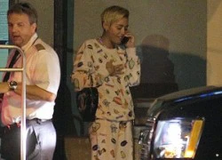 Miley Cyrus mặc đồ ngủ trên phố, đi phi cơ riêng