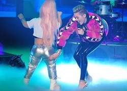 Miley (lại) làm trò phản cảm và vỗ mông vũ công người lùn