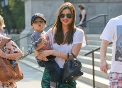 Miranda Kerr khoe vẻ gợi cảm khi đi chơi cùng con trai