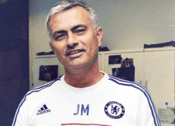 Mourinho bán giày làm từ thiện