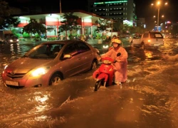 Mưa lớn, người Đà Nẵng bì bõm lội nước