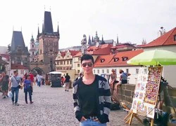 Nathan Lee thảnh thơi đi dạo ở Prague