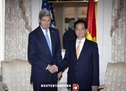 Ngoại trưởng John Kerry đang ngồi kia...