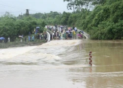 Nỗ lực tìm kiếm 5 người trong ô tô bị lũ cuốn