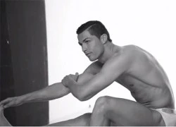 Ronaldo mặc quần lót khoe cơ bắp cuồn cuộn trong quảng cáo mới