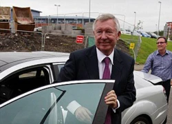 Sir Alex bận rộn làm từ thiện