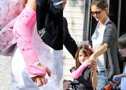 Suri Cruise viết "Con yêu mẹ" lên cánh tay bị thương của mình