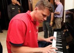 Szczesny chơi piano trêu tức CĐV Tottenham