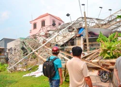 Tháo dỡ một phần bảng quảng cáo "khổng lồ" đè sập nhà dân