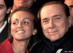 Tình trẻ lên tiếng giục Silvio Berlusconi làm đám cưới