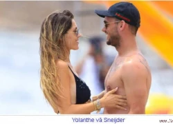 Vợ Sneijder khẩu chiến vợ cũ Van der Vaart