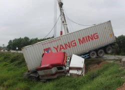 Xe container lao xuống ruộng vì đâm ôtô chở 40 xe máy