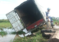 Xe tải mắc lầy, tài xế vội đem hàng đi... giấu