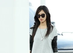 Yuri (SNSD) ôm cột, thè lưỡi gây chú ý ở sân bay