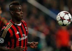 Balotelli bất ngờ thăm phòng thay đồ của&#8230; Barca