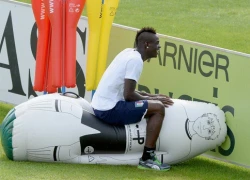 Balotelli quậy tưng bừng trên sân tập