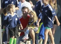 Beckham ân cần chăm sóc nữ "cầu thủ" đang... khóc nhè trên sân