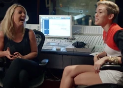 Bố Miley sợ Britney biến con gái mình thành "vũ nữ thoát y"