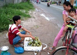 Cậu sinh viên bán trái cây dạo để theo đuổi việc học