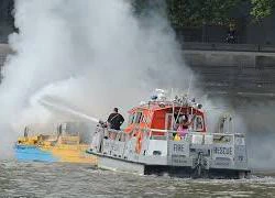 Cháy tàu du lịch trên sông Thames