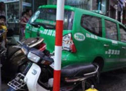 Chỉ vì kẹt xe, taxi náo loạn đường phố