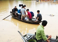 Chuyển hàng tận tay đồng bào vùng lũ dữ