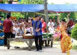 Dân Campuchia vây xem "Hai Lúa" Trấn Thành... múa