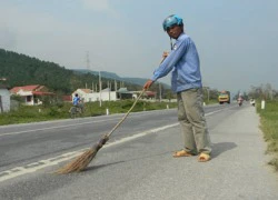 Dân làm sạch quốc lộ đón linh cữu Tướng Giáp