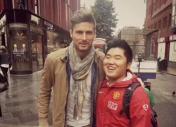 Fan MU bị ném đá vì chụp ảnh với Giroud