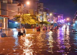 Giao thông TPHCM tê liệt vì đường ngập