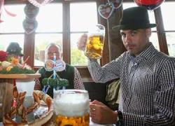 Guardiola háo hức như trẻ thơ trong lần đầu dự Oktoberfest