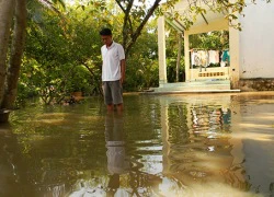 Hàng trăm hộ dân vẫn "bì bõm" trong nước