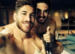 Isco và Ramos cởi trần mặc quần đùi tí tởn ăn mừng