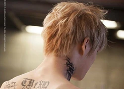 Jaejoong khoe hình xăm về TVXQ ở lưng