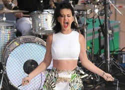 Katy Perry nhảy sung đến tốc váy, lộ nội y