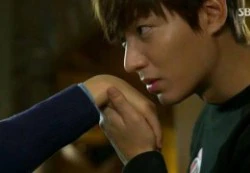 Kim Tan (Lee Min Ho) âm mưu hôn tay người đẹp