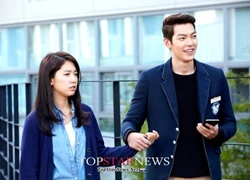 Kim Woo Bin hớn hở giữ chặt tay Park Shin Hye