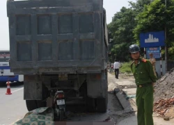 Lao vào gầm ôtô tải đang dừng, hai người tử vong