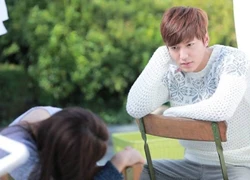 Lee Min Ho say sưa ngắm Park Shin Hye ngủ dưới nắng