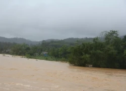 Lũ lịch sử nhấn chìm nhà dân, mưa vẫn như trút nước