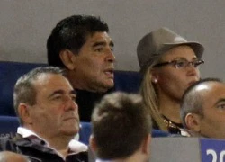 Maradona bất ngờ quay về với bồ trẻ