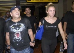 Maradona thản nhiên ôm &#8220;cục nợ&#8221; về Dubai