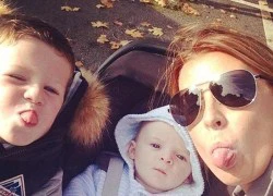 Mẹ con Coleen Rooney nhí nhảnh lè lưỡi chụp ảnh