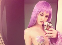 Miley Cyrus khoe miếng dán ngực ngày Halloween