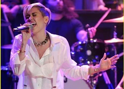 Miley diện bra ngoài áo sơ mi lên sân khấu biểu diễn