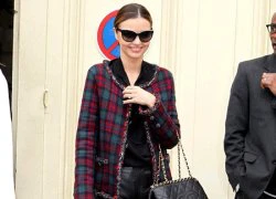 Miranda Kerr biến Paris thành sàn catwalk