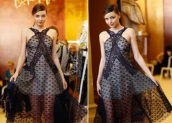 Miranda Kerr mặc hớ hênh đến tuần lễ thời trang Paris