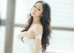 Nữ sinh 9X Trung Quốc khoe đường cong sexy