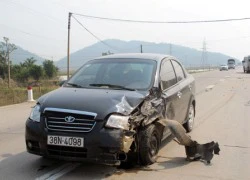 Ô tô đối đầu nhau, hàng chục hành khách hoảng loạn