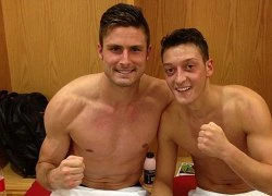 Ozil cởi trần trùng trục ăn mừng cùng Giroud